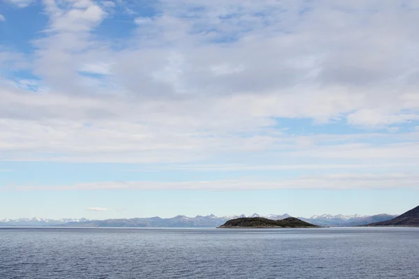 Arctische bergen en fjord — Stockfoto