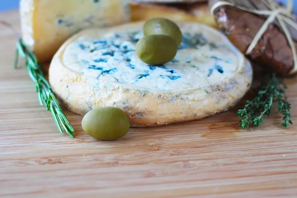 Composition du fromage et des olives — Photo