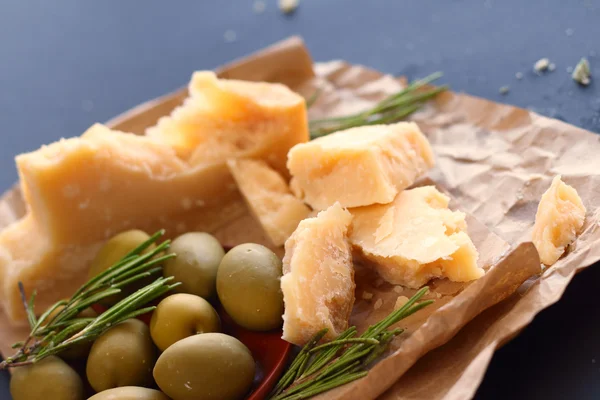 Queijo parmesão e azeitonas — Fotografia de Stock