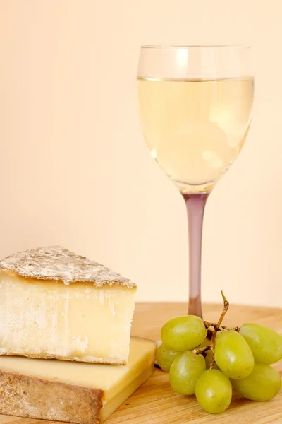 Vino, queso y uvas —  Fotos de Stock