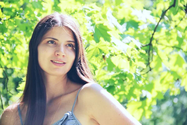 Hermosa mujer en el parque — Foto de Stock