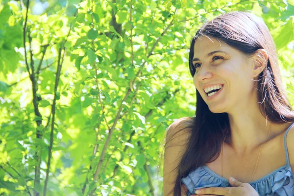 Belle femme dans le parc — Photo