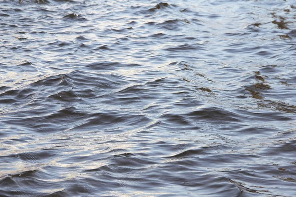 Kräuseln auf der Wasseroberfläche — Stockfoto