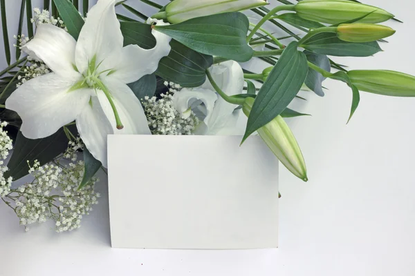 Květiny bílé lilie a pohlednice — Stock fotografie