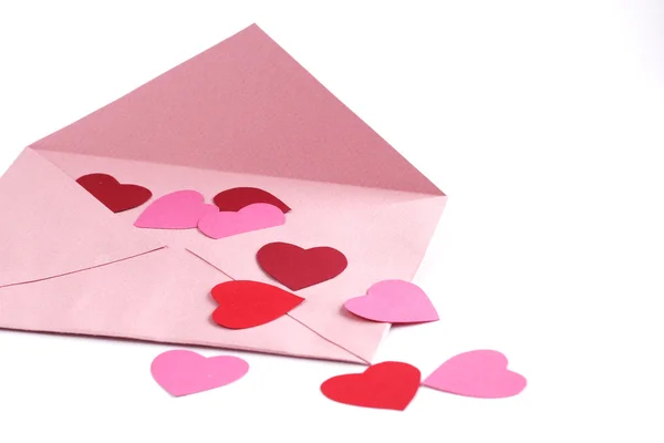 Envelope com corações vermelhos — Fotografia de Stock