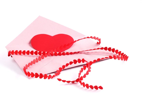 Kırmızı kalpler kurdele ile zarf — Stok fotoğraf