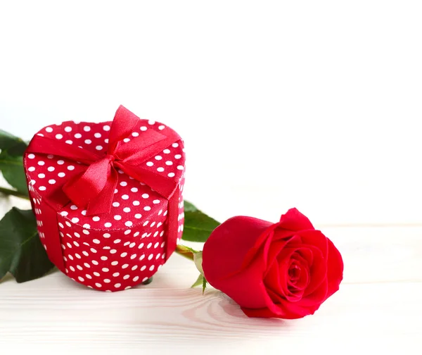 Valentines day gift en rose — Stockfoto