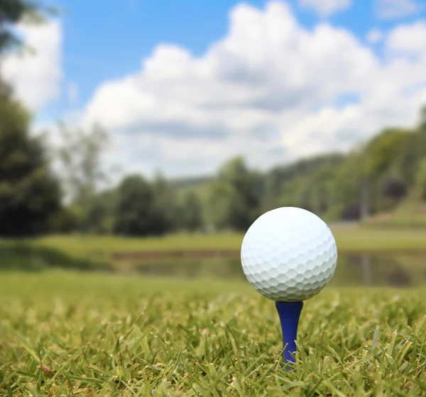 Golfboll på kurs — Stockfoto