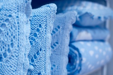 Yastık ve battaniye vitrin üzerinde