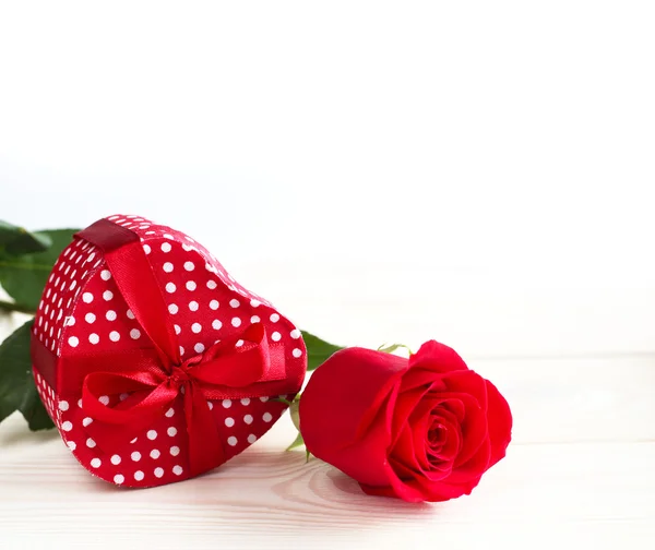 Valentines day gift en rose — Stockfoto