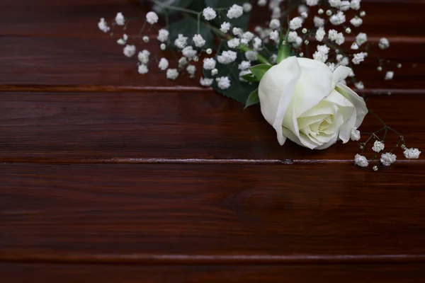 Rosa branca no fundo de madeira — Fotografia de Stock
