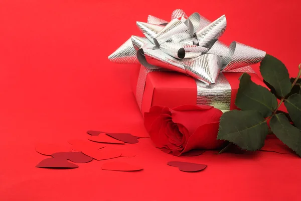 Rose and gift — Stock Photo, Image
