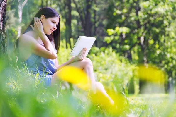 Woman using tablet outdoor — Stock Photo, Image