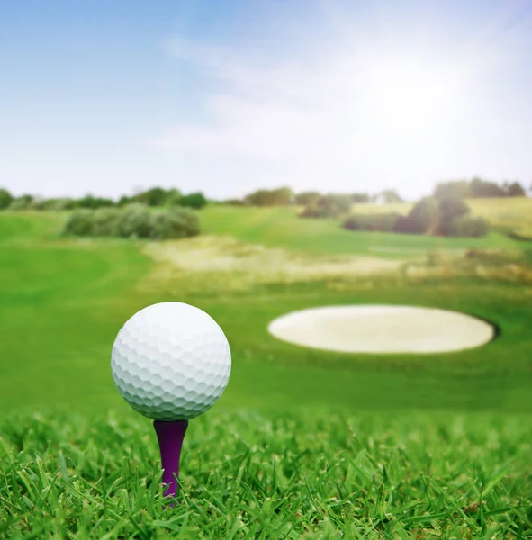 Golf ball op cursus — Stockfoto