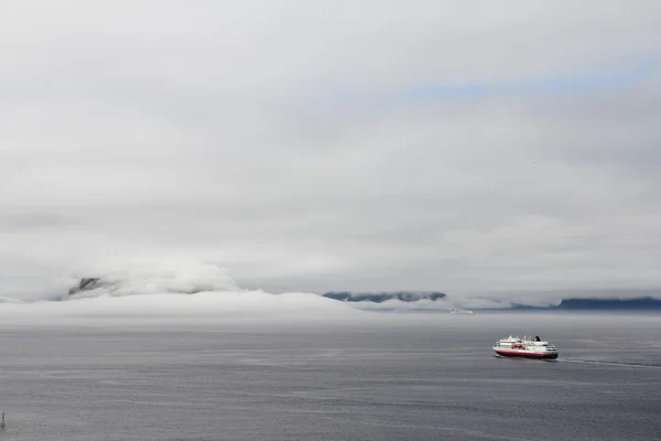 Skib i Foggy fjord - Stock-foto