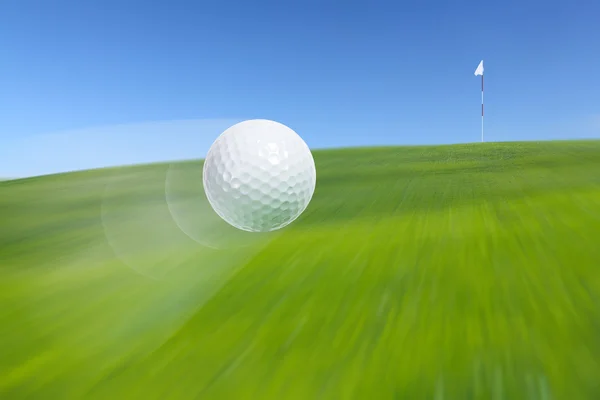 Golf topu uçan — Stok fotoğraf