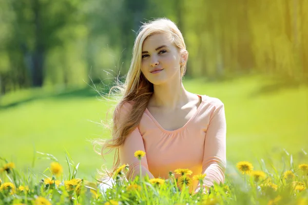 Mujer tendida en el parque de primavera —  Fotos de Stock