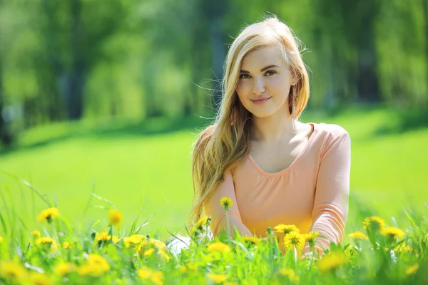 Mujer tendida en el parque de primavera — Foto de Stock