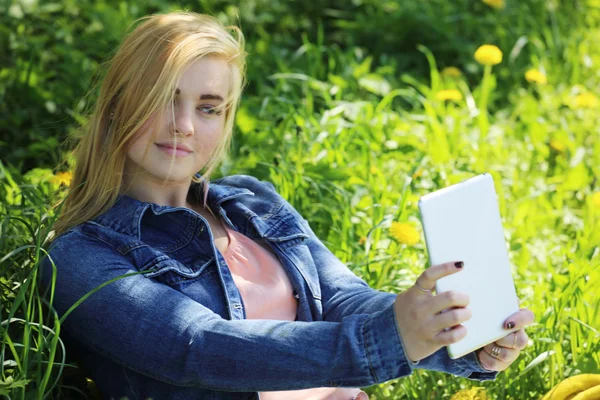 Woman taking selfie — Stock Photo, Image