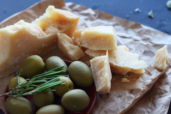 Parmezaanse kaas en olijven — Stockfoto