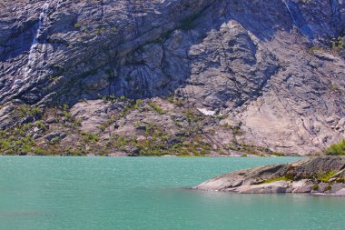 Buzul nehir içinde taşlar