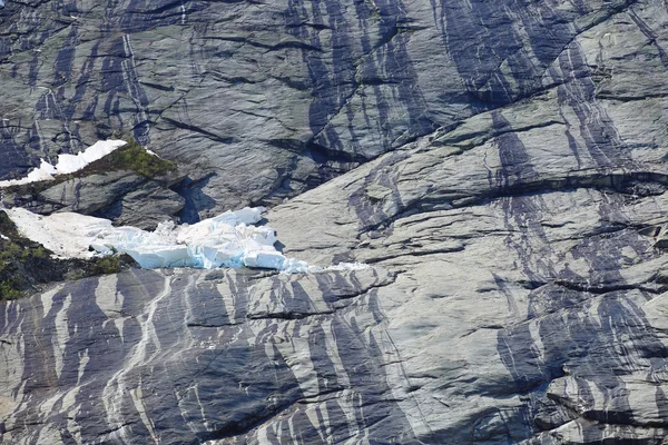 La fonte de la neige sur la roche — Photo