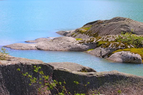 Камни в ледниковой реке — стоковое фото