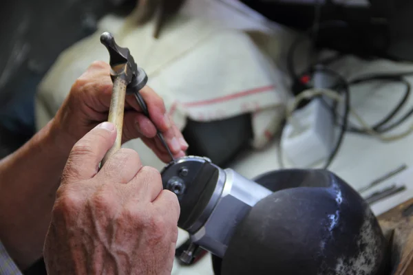 Juwelier prägt Silberschmuck in Werkstatt — Stockfoto