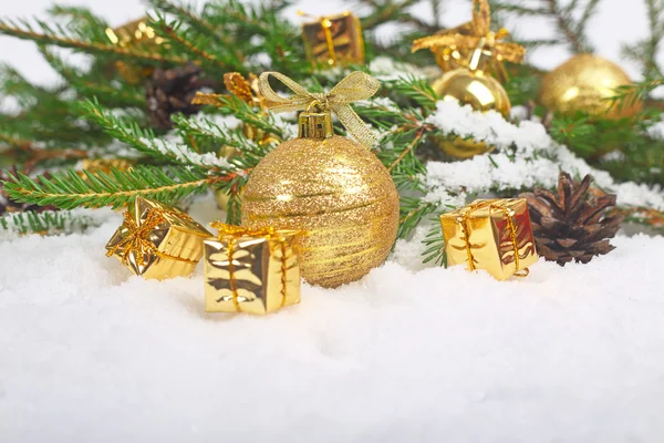 Bolas de Navidad y abeto en la nieve — Foto de Stock