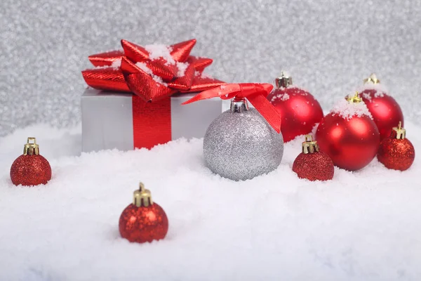 Weihnachtsdekor auf Schnee — Stockfoto