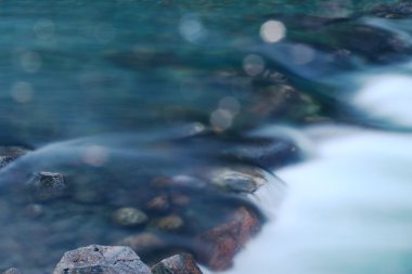 River rapids taşlarla