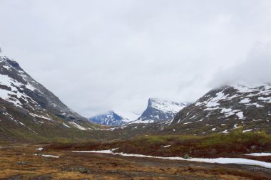 Güzel sisli dağlar