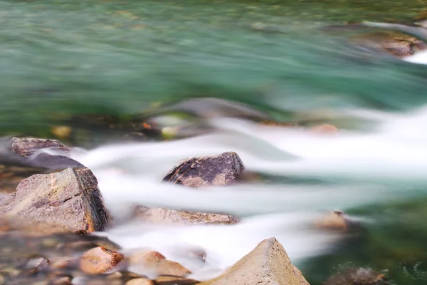 Rapide fluviali con pietre — Foto Stock