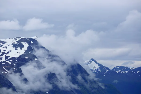 Neblige Berge in Norwegen — Stockfoto