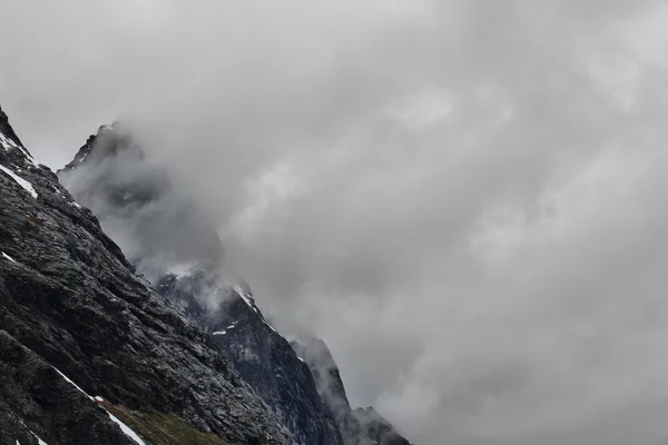 Montañas nebulosas en Noruega — Foto de Stock