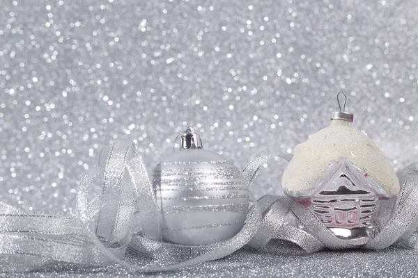 Krásné stříbrné vánoční koule na pozadí třpytky s kopií prostor — Stock fotografie