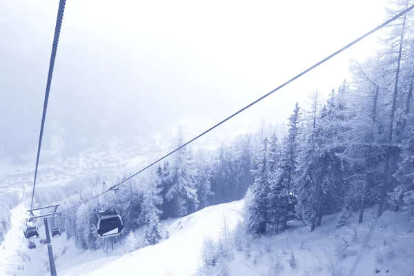 Лыжный подъемник в горах — стоковое фото