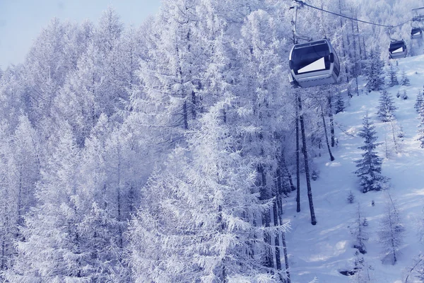 Ski lift in mountains — Stock Photo, Image