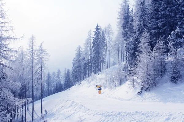 Kanone für künstlichen Schnee — Stockfoto