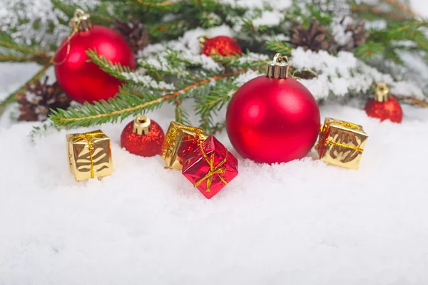 Decorações de Natal em neve — Fotografia de Stock