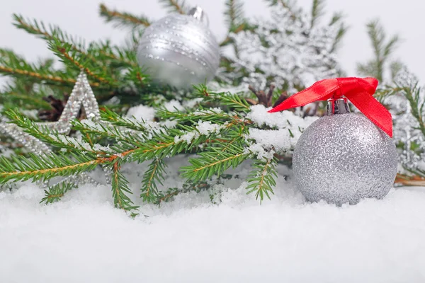 Різдвяні прикраси на снігу — стокове фото