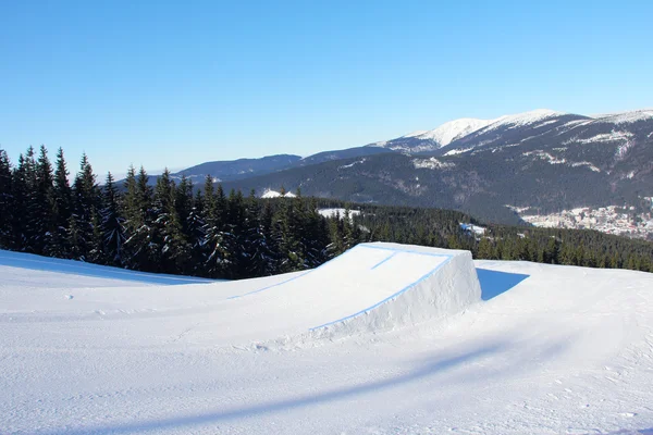 Hoppa kickers i snow park på bergen i Spindleruv Mlyn, bergsområdet, Tjeckien — Stockfoto