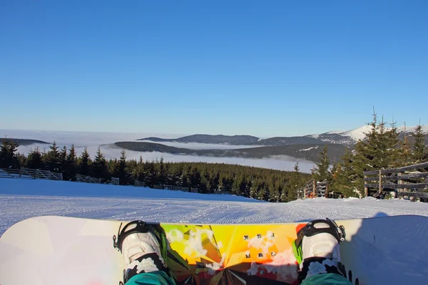 Snowboardåkare som sitter på sluttningen — Stockfoto