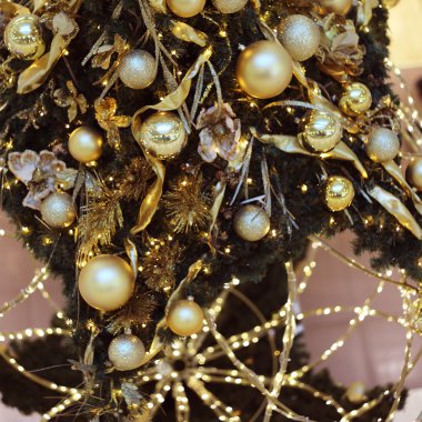 Noel ağacı zemin üzerine altın dekoratif Noel baubles