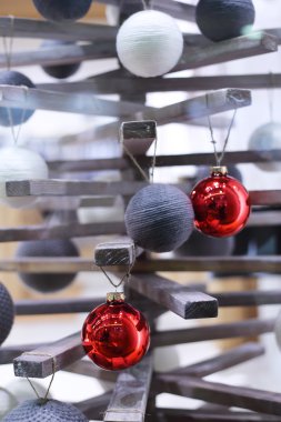 Baubles ile modern ahşap dekoratif Noel ağacı
