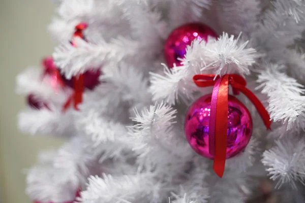 Árvore de Natal branco com bugigangas decorativas vermelhas close-up — Fotografia de Stock