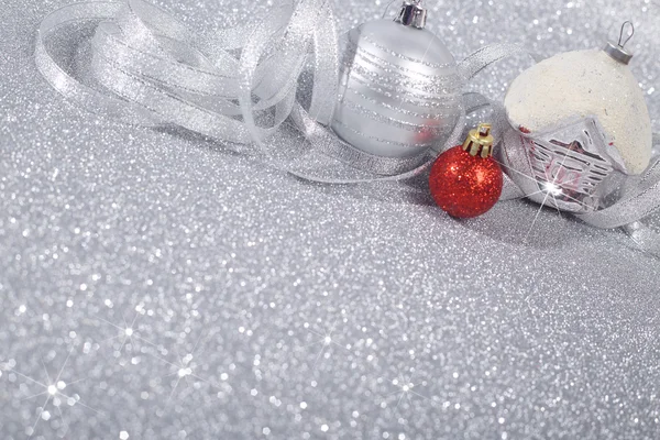 Hermosas bolas de Navidad rojas y plateadas sobre fondo de brillo con espacio para copiar —  Fotos de Stock