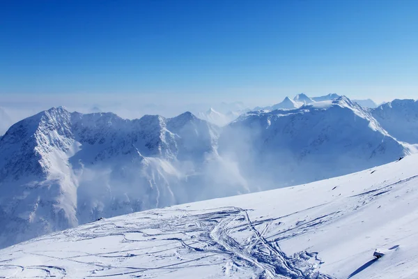 Declive com pistas de esqui — Fotografia de Stock