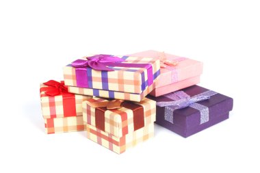 Beyaz arkaplanda izole edilmiş renkli hediye kutuları