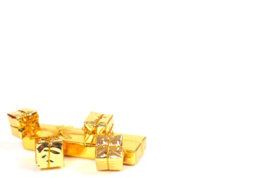 Beyaz arka plan üzerinde izole altın hediye kutuları